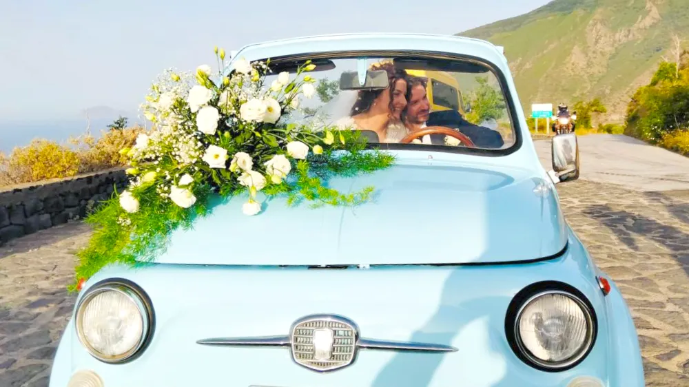 L'immagine illustra l'interno di un'auto noleggiata con conducente a Salina